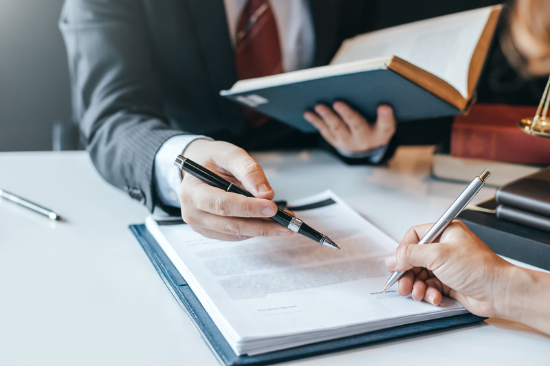lawyer-signing-documents
